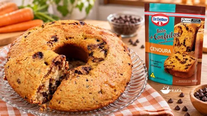 Bolo de Cenoura de Caixinha Fácil com Confeitos